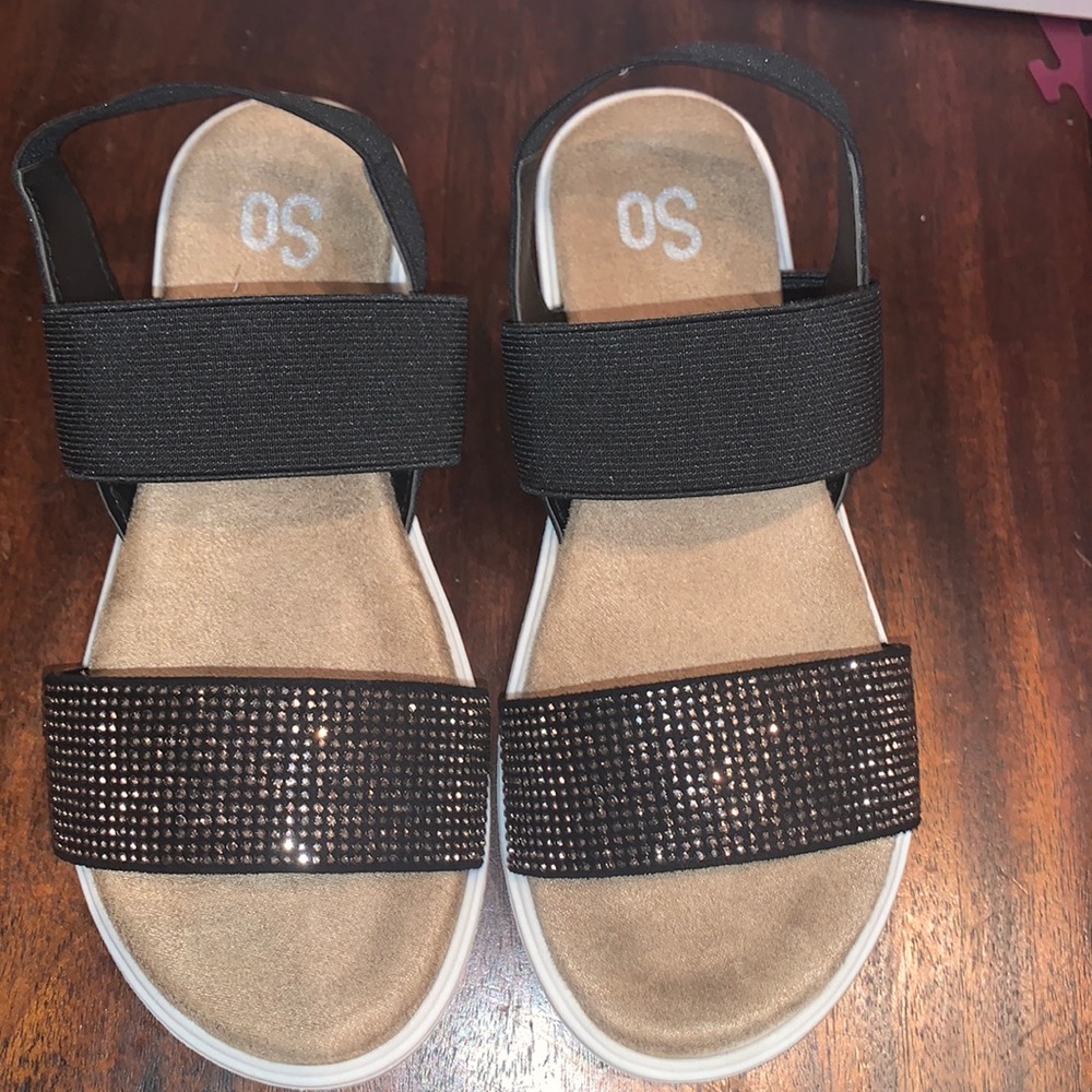 So stretchy sandals